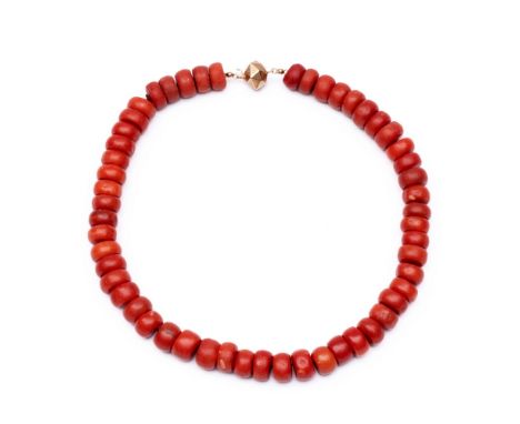 Bloedkoralen collier, van dieprode tonvormige kralen (diam. 14 - 15 mm) aan een 14 kt. gouden paston sluiting bruto 132,3 gr.