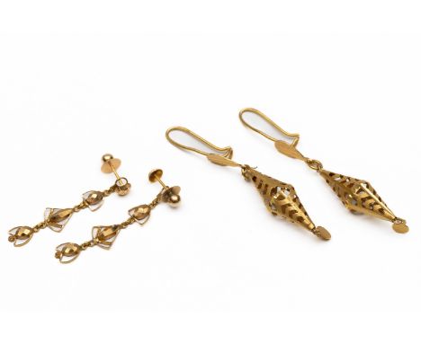 Twee paar gouden oorbellen. Een paar  oorhangers van 20 kt. met een dubbele opengewerkte kegel en een paar fantasie oorsteker