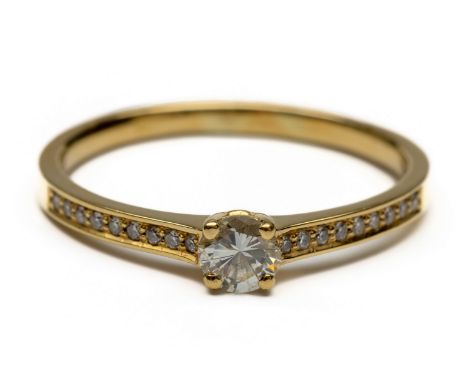 18 kt. Gouden solitair ring, bezet met een briljant geslepen diamant, ca. 0.30 ct. De schouders bezet met klein diamant bruto