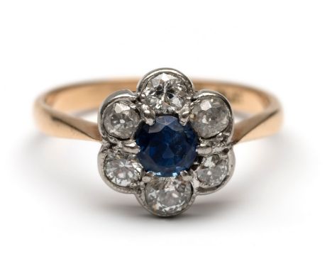 14 kt. goud met platina rozet ring. Centraal bezet met een blauwe saffier in een entourage van oud briljant geslepen diamant 