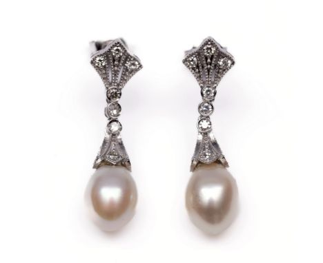 14 kt. Witgouden oorstekers. Bezet met achtkant geslepen diamant, totaal ca. 0.45 ct, uitkomend in een witte zoetwaterparel v