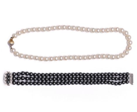 Armband van drie rijen hematiet kralen, aan een 14 kt. witgouden sluiting, bezet met hematiet en achtkant geslepen diamant. H