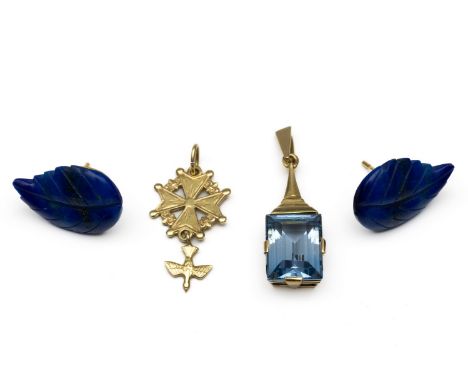 Een paar beneden wettelijk gehalte gouden oorstekers, elk met een blad van gesneden lapis lazuli. Hierbij twee 14 kt. gouden 
