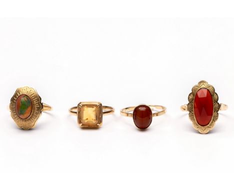 Vier 14 kt. gouden ringen, bezet met kornalijn, opaal en citrien bruto 12,6 gr. [4] Four 14 k. gold rings, set with carnelian