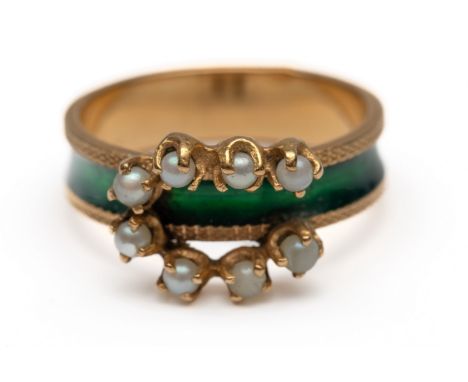 Frankrijk, 18 kt. gouden ring, ca 1900. De voorzijde met een hoefijzer, bezet met zaadparels, het middendeel van de ring gede