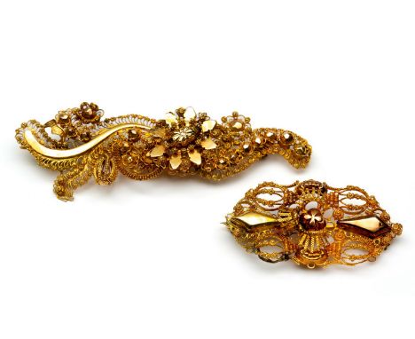 Twee 14 kt. gouden filigrain broches, negentiende eeuw, gedecoreerd met spinnetjes en cannetille (één beschadigd, één speld o