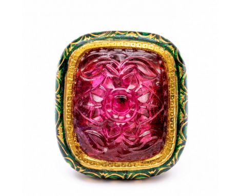 India, 22 kt. gouden ring. Bezet met een gesneden rubeliet (roze toermalijn) met decor van een bloem. De zetkast en scheen vo