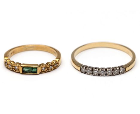 Twee gouden rijringen, één 14 kt. bezet met briljant geslepen diamant, één 18 kt. met smaragd en diamant (smaragd gebroken)  