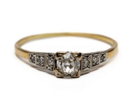 18 kt. Gouden met platina solitair ring,  bezet met een oud briljant geslepen diamant van ca. 0.43 ct. (chip). De schouders g