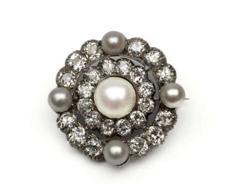 14 kt. Witgouden ronde broche, centraal bezet met een bouton parel in een dubbele entourage van oud briljant geslepen diamant