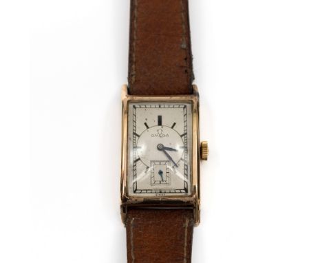 Omega, 14 kt. roodgouden mechanisch heren polshorloge, Art Deco. Met een rechthoekige kast en seconde aanduiding. Aan een bru