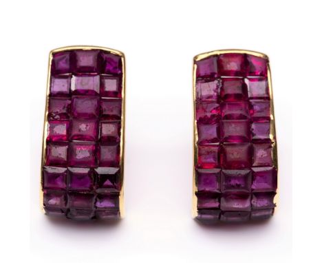 18 kt. gouden oorstekers, met carré geslepen robijn in een 'invisible setting' gezet (slijtage, chips) bruto 8,4 gr. h. 21 x 