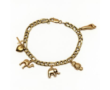 14 kt. Gouden bedelarmband, van een holle figaroschakel, waaraan o.a. een kameel, uil en olifant (deukjes) bruto 14,0 gr., l.