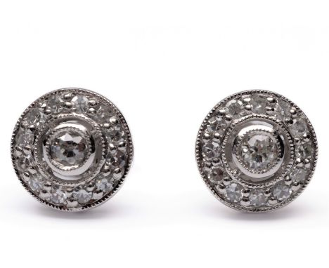 14 kt. Witgouden oorstekers, elk centraal gezet met een oud briljant geslepen diamant van ca. 0.10 ct, omringd door een cirke