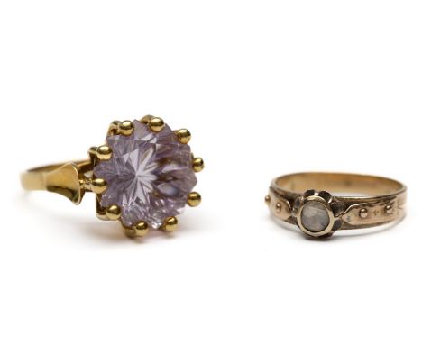 Twee gouden ringen, één 18 kt. bezet met een fantasie geslepen lichtpaarse amethyst en één 14 kt. met een roosgeslepen diaman