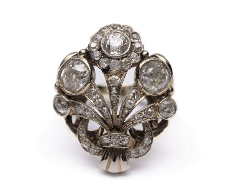 14 kt. Witgouden 'giardinetto' ring, ca 1950. Bezet met vijf oud briljant geslepen diamanten van respectievelijk ca. 0.15, 0.