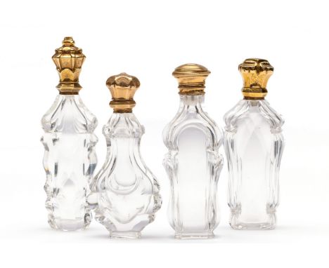 Vier kristallen parfumflacons met gouden montuur, 19e eeuw. Drie van 18 kt. goud, één van 14 kt. (deukjes, scheurtje, één dop
