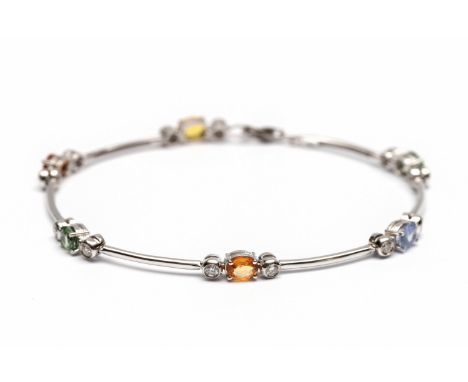 18 kt. Witgouden armband, bezet met groene, lichtblauwe, oranje en gele saffier, elk ca. 5 x 4 mm, gezet tussen twee briljant