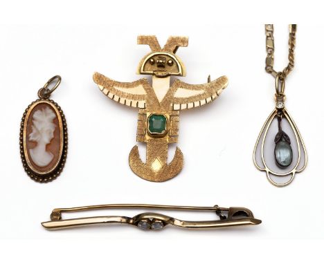 Mexico, een 14 kt. gouden broche, tevens hanger, bezet met een octogonale smaragd. Hierbij een staafbroche met twee roosgesle