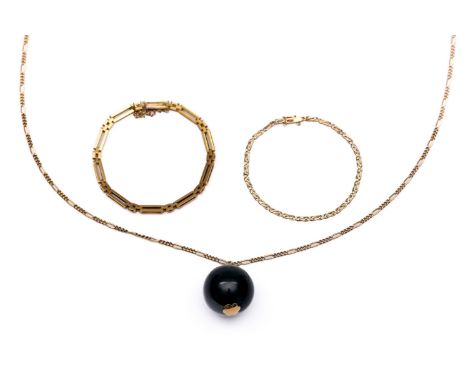 Drie 14 kt. gouden schakelarmbanden en één collier. Afkomstig uit Hongarije, Zweden en Rusland. Het collier met bolvormige ha