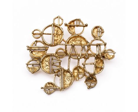 14 kt. gouden broche, jaren '60 - '70. Bestaande uit half gesloten cirkels en spijltjes van diverse afmetingen netto 9,7 gr.,