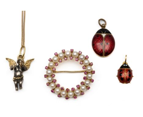 18 kt. Gouden cirkelvormige broche, bezet met cultivé parels en kleine robijnen. Hierbij een fijn 14 kt. gouden collier met z