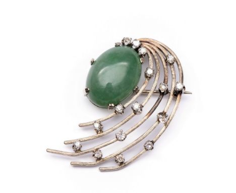 Witgouden broche in de vorm van een sterrenstelsel, jaren '60. Centraal bezet met een ovale cabochon geslepen jade (20 x 14 m