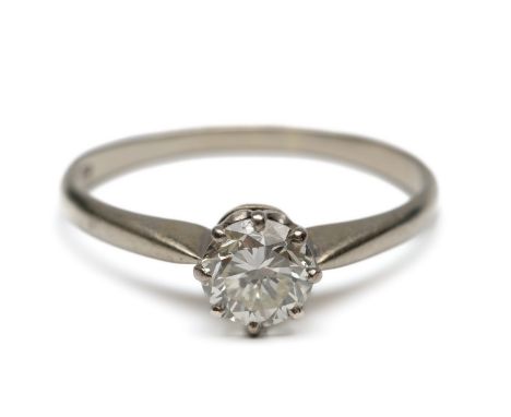 14 kt. Witgouden solitair ring, bezet met een briljant geslepen diamant van ca. 1.00 ct. [1] 14 k. White gold solitaire ring,