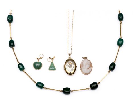 14 kt. Gouden camee hanger met beeltenis van de godin Athena. Aan een haverkorrel collier. Hierbij een 14 kt. gouden medaillo