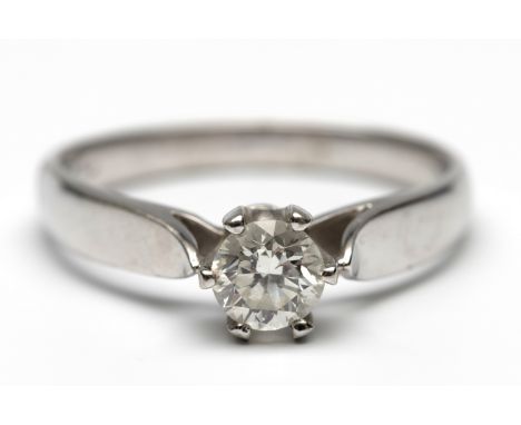 14 kt. Witgouden solitair ring,  bezet met een briljant geslepen diamant van ca. 0.60 ct. kleur F-G, zuiverheid VVS. Met cert