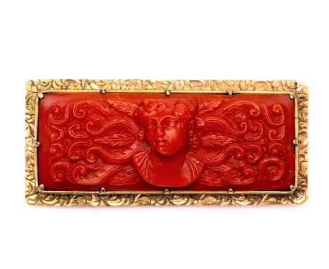 14 kt. Gouden rechthoekige broche, laat 19e eeuw. In het midden een camee in bloedkoraal met een portret van een bacchante of