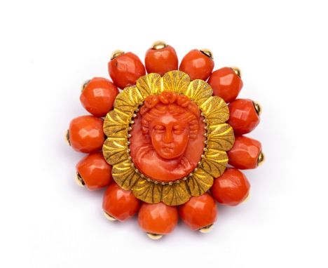 14 kt. Gouden camee broche, 19e eeuw.  In het midden een ovale camee van bloedkoraal met een portret van een dame met bloemen