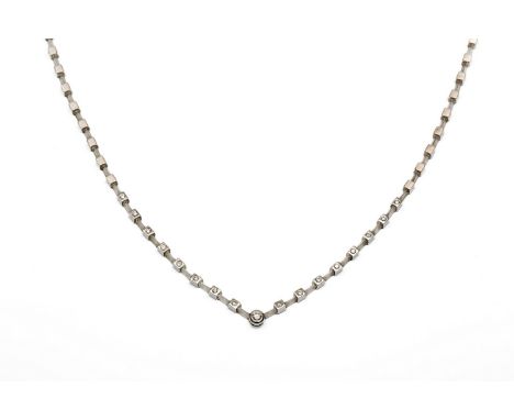 18 kt. Witgouden choker, v-vormig, met een patroon van vierkante blokjes, de onderste elk bezet met een briljant geslepen dia
