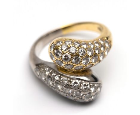 18 kt. gouden slagring in wit- en geelgoud. Pave bezet met briljant geslepen diamant, totaal ca. 2.08 ct. Met certicaat van E