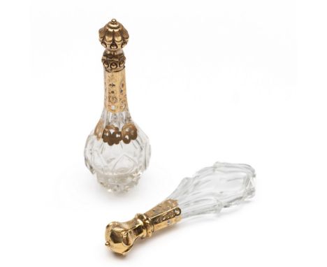 Twee kristallen parfum flacons met 14 kt. gouden monturen, 19e eeuw. Eén staand model versierd met rocailles en bloemen (deuk
