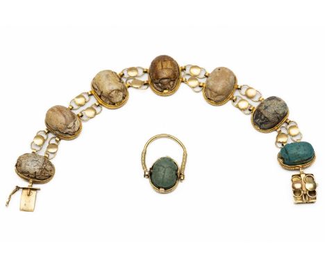 14 kt. Gouden armband en 18 kt. ring met scarabeeën, ca 1900. De scarabeeën klassiek Egyptisch en van faience in verschillend