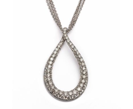 18 kt. Witgouden druppelvormige hanger. De open druppel is aan de bovenkant licht getwist voor het collier en pavé bezet met 