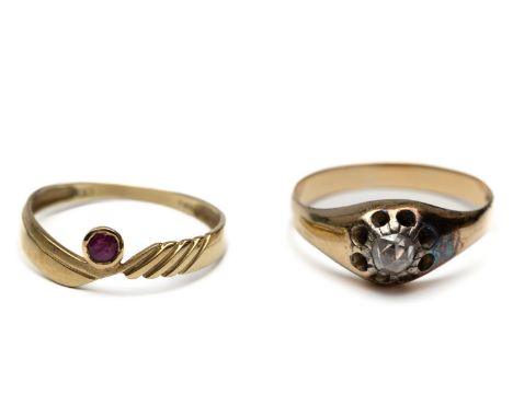 Twee 14 kt. gouden solitair ringen, één bezet met een roosgeslepen diamant, de ander met een robijn bruto 3,5 gr., ringmaten 