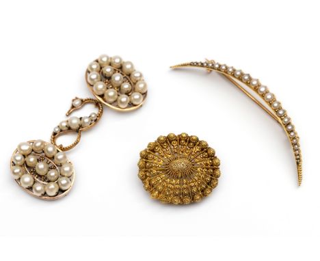 Twee gouden broches en een sluiting, antiek. Eén 14 kt. gouden broche in de vorm van een maansikkel bezet halve parels, de an