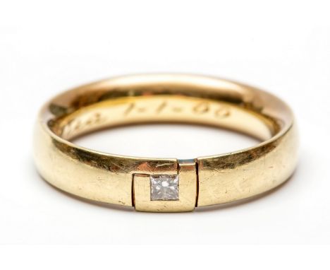 14 kt. Gouden trouwring, bezet met een princess geslepen diamant van ca. 0.09 ct. in een gehoekte zetting bruto 8,1 gr., ring