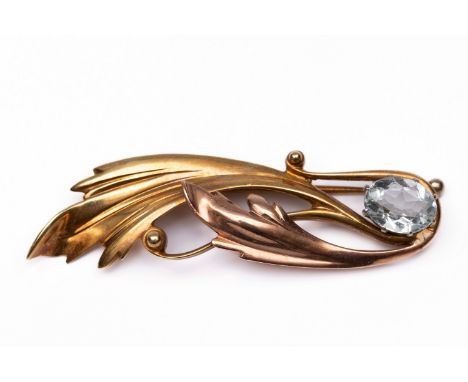 14 kt. Gouden broche, jaren ' 50. Opgebouwd uit een roodgouden en een geelgouden blad met krul, bezet met een aquamarijn. In 