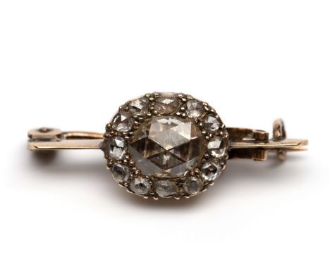 14 kt. Gouden kleine staafbroche. Centraal bezet met een ovale roosgeslepen diamant van ca. 0.80 ct, in een entourage van kle