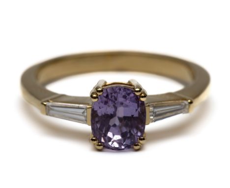 18 kt. gouden ring, bezet met een ovale gefaceteerde lila roze saffier van ca. 1.40 ct. (7 x 5,7 mm) geflankeerd door tapered