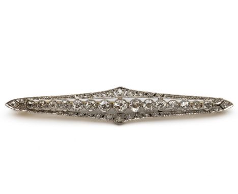 14 kt. Wit met geelgouden staafbroche, Art Deco. Bezet met vijftien oud briljant geslepen diamanten, aflopend in grootte vana