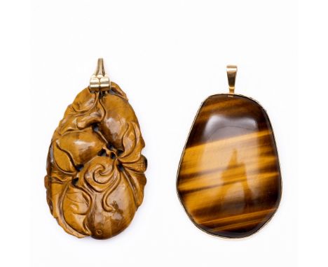 Twee hangers van tijgeroog, één gesneden met een motief van vruchten, de ander cabochon en tevens te dragen als een broche. B