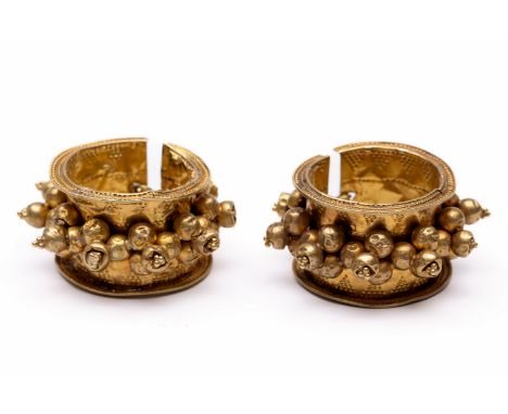 Gujerat, Noord West India, 18 kt. gouden oorringen, 19e eeuw. Met een decor van driehoekjes van repoussé en gouden bollen. De