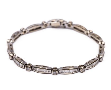 14 kt. Witgouden diamanten rivière armband. Opgebouwd uit afwisselend, tonvormige schakels bezet met baguette geslepen diaman