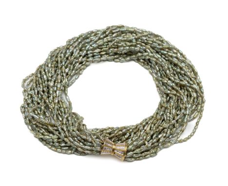 Zoetwaterparelcollier, van mintgroene rijstparels aan een 14 kt. gouden  vintage diabolo vormige sluiting, bezet met briljant
