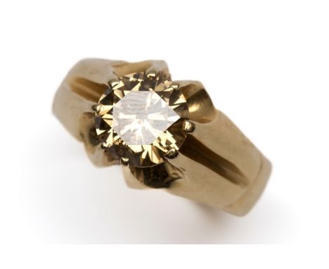 14 kt. Gouden solitair herenring, gezet met een bruin gele briljant geslepen diamant, ca 2.00 ct., (pique), (chips) bruto 7,6