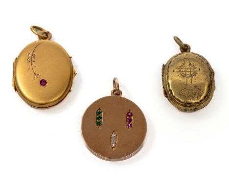 14 kt. Roodgouden medaillon hanger. Met drie navette vormen, één bezet met smaragd, één met robijn en één met diamant. Hierbi